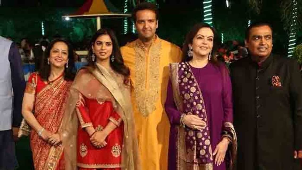 ఈషా అంబానీ పెళ్లి ఖర్చు ఎంతో తెలుసా...?
