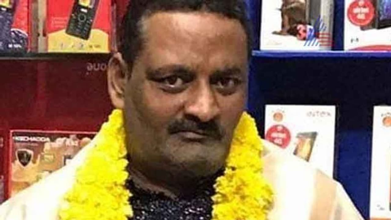 ಕಲಬುರಗಿ: ಅನುಮಾನಾಸ್ಪದ ರೀತಿಯಲ್ಲಿ ವೈನ್ಶಾಪ್ ಮಾಲೀಕನ ಶವ ಪತ್ತೆ ಕಲಬುರಗಿ: ಅನುಮಾನಾಸ್ಪದ ರೀತಿಯಲ್ಲಿ ವೈನ್ಶಾಪ್ ಮಾಲೀಕನ ಶವ ಪತ್ತೆ