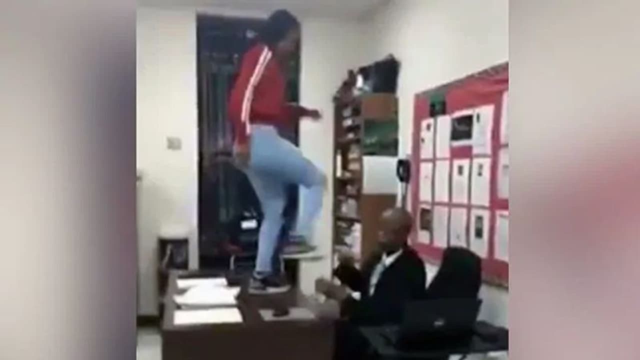 Video: ಶಿಕ್ಷಕನಿಗೇ ಕಾಲಿನಿಂದ ಒದ್ದ ಯುವತಿ! Video: ಶಿಕ್ಷಕನಿಗೇ ಕಾಲಿನಿಂದ ಒದ್ದ ಯುವತಿ!