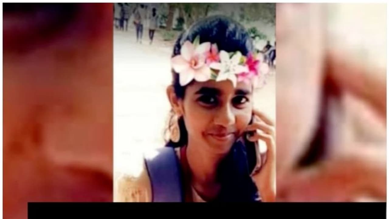 ഇന്റേണല് മാര്ക്കിന്റെ പേരില് പീഡനം; പെണ്കുട്ടി ബാസ്കറ്റ് ബോൾ കോര്ട്ടില് കുഴഞ്ഞുവീണ് മരിച്ചു ഇന്റേണല് മാര്ക്കിന്റെ പേരില് പീഡനം; പെണ്കുട്ടി ബാസ്കറ്റ് ബോൾ കോര്ട്ടില് കുഴഞ്ഞുവീണ് മരിച്ചു