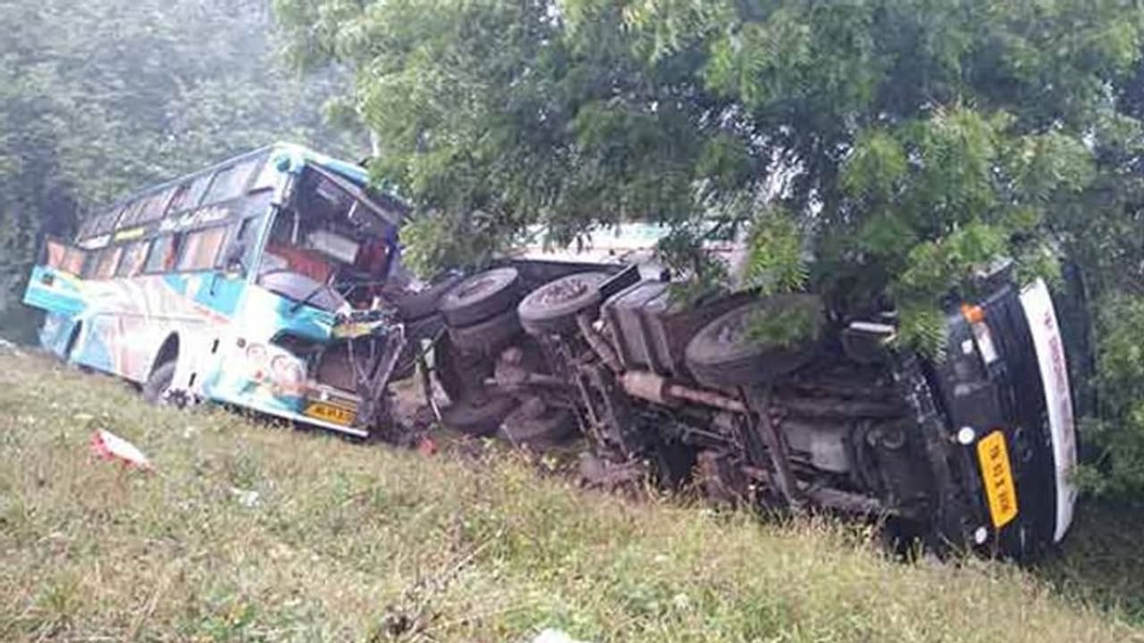 தேசிய நெடுஞ்சாலையில் கோர விபத்து... ஆம்னி பஸ் மோதி தொழிலாளி பலி! தேசிய நெடுஞ்சாலையில் கோர விபத்து... ஆம்னி பஸ் மோதி தொழிலாளி பலி!