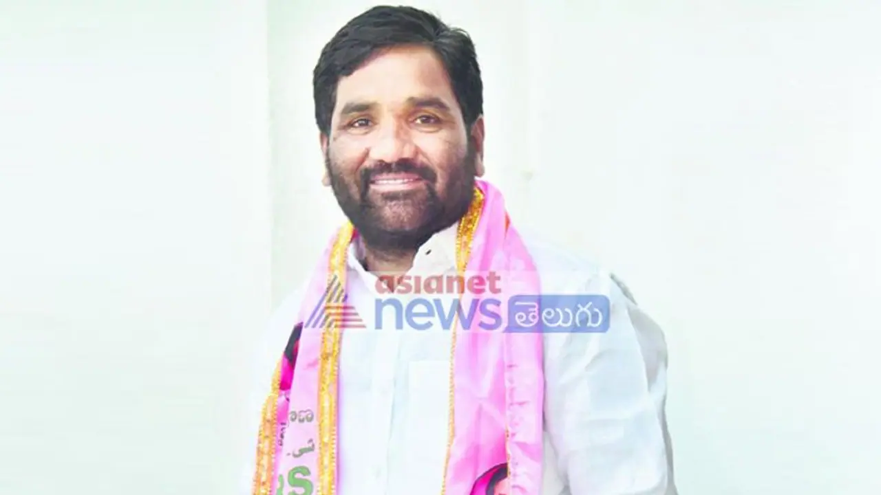 Telangana Elections 2023: గులాబీ కండువాతో పోలింగ్‌ కేంద్రానికి వెళ్లిన ఎమ్మెల్యే