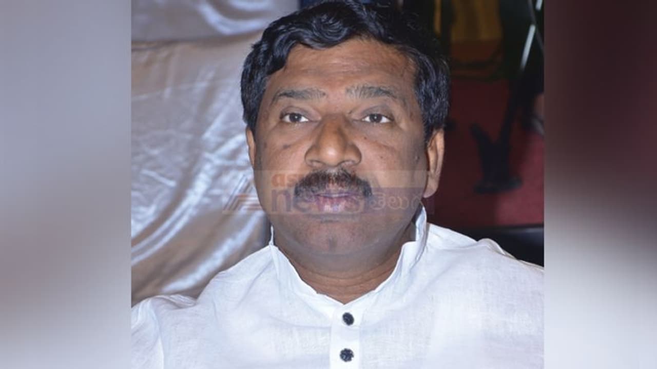 ఆయనో అవినీతి తిమింగళం.. నా దగ్గర పుస్తకమే వుంది, బయటపెడతా : కడియంపై రాజయ్య సంచలన వ్యాఖ్యలు ఆయనో అవినీతి తిమింగళం.. నా దగ్గర పుస్తకమే వుంది, బయటపెడతా : కడియంపై రాజయ్య సంచలన వ్యాఖ్యలు