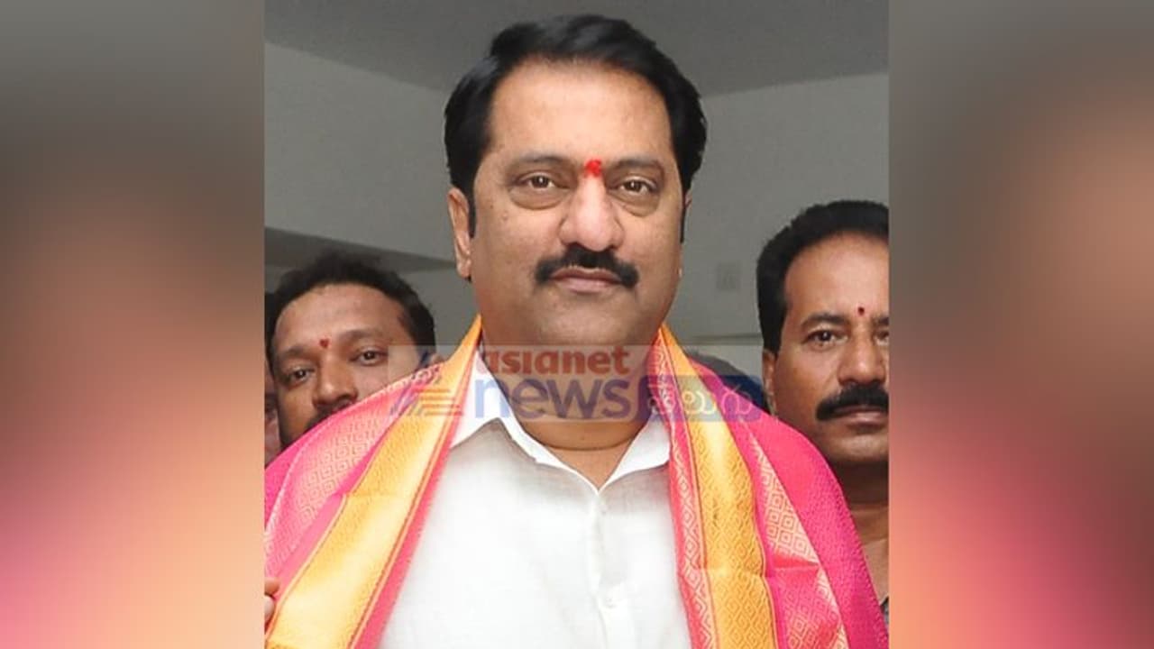 ప్లెక్సీ వివాదం .. సామాన్యుడి ఇంటి మీదకెళ్లిన ఎమ్మెల్యే మాగంటి గోపీనాథ్, పోలీసుల ముందే దాడి ప్లెక్సీ వివాదం .. సామాన్యుడి ఇంటి మీదకెళ్లిన ఎమ్మెల్యే మాగంటి గోపీనాథ్, పోలీసుల ముందే దాడి