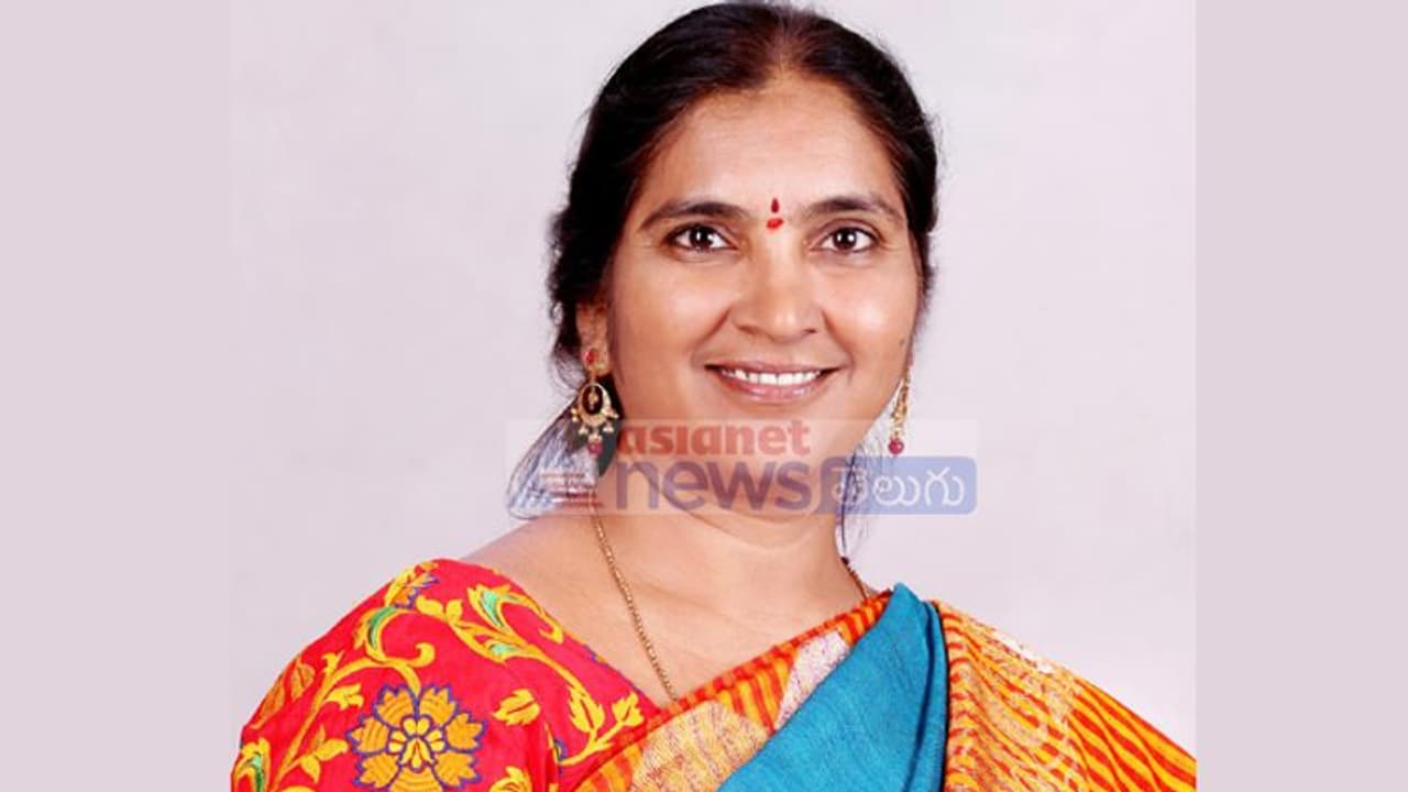 ప్రగతి భవన్ వద్ద పద్మా దేవేందర్ రెడ్డికి షాక్: నరసింహన్ వీడ్కోలుకు ఈటల హాజరు ప్రగతి భవన్ వద్ద పద్మా దేవేందర్ రెడ్డికి షాక్: నరసింహన్ వీడ్కోలుకు ఈటల హాజరు