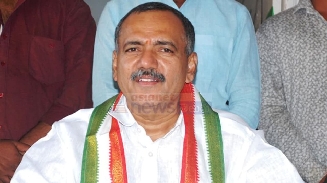 టీఆర్ఎస్ లోకి జంప్: గండ్ర భార్యకు కేసీఆర్ బంపర్ ఆఫర్ టీఆర్ఎస్ లోకి జంప్: గండ్ర భార్యకు కేసీఆర్ బంపర్ ఆఫర్