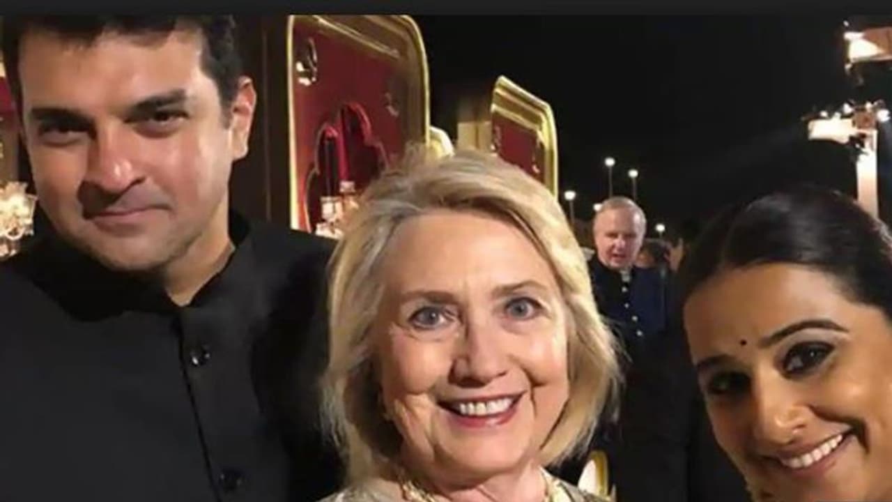 200 ചാര്ട്ടേഡ് വിമാനങ്ങളില് ഒതുങ്ങുന്നില്ല; ഇഷ അംബാനിയുടെ വിവാഹച്ചടങ്ങില് ചുവടുവെച്ചത് ഹിലരി ക്ലിന്റണ് വരെ!!! 200 ചാര്ട്ടേഡ് വിമാനങ്ങളില് ഒതുങ്ങുന്നില്ല; ഇഷ അംബാനിയുടെ വിവാഹച്ചടങ്ങില് ചുവടുവെച്ചത് ഹിലരി ക്ലിന്റണ് വരെ!!!