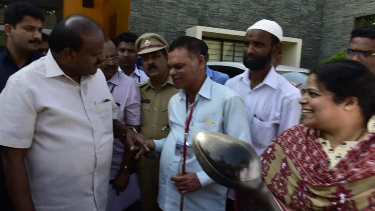 ಉದ್ಯೋಗ ಕೊಡಿಸಿದ ಕುಮಾರಸ್ವಾಮಿಗೆ ವಿಕಲಚೇತನ ಮಹಿಳೆಯ ಕೃತಜ್ಞತೆ! ಉದ್ಯೋಗ ಕೊಡಿಸಿದ ಕುಮಾರಸ್ವಾಮಿಗೆ ವಿಕಲಚೇತನ ಮಹಿಳೆಯ ಕೃತಜ್ಞತೆ!