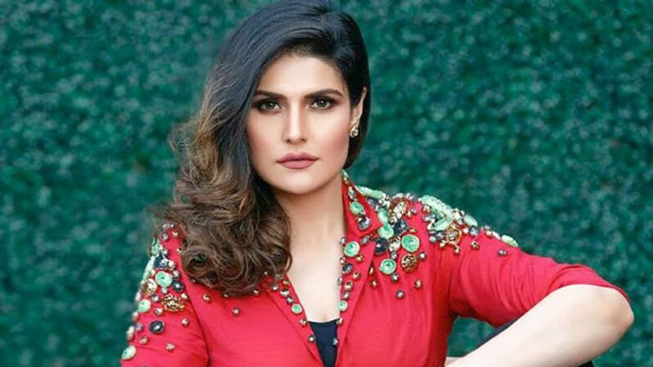 బైక్ ని ఢీకొట్టిన హీరోయిన్ కారు.. వ్యక్తి మృతి! బైక్ ని ఢీకొట్టిన హీరోయిన్ కారు.. వ్యక్తి మృతి!