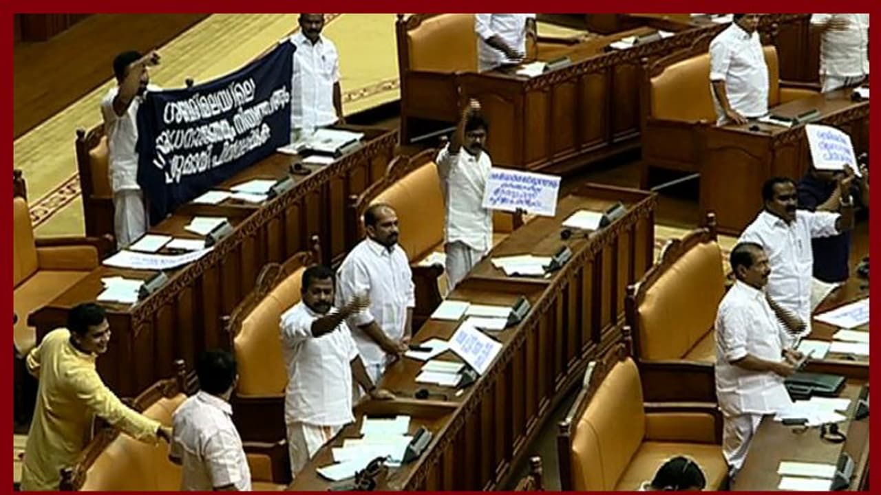 നിയമസഭയിൽ പ്രതിഷേധം: പ്രതിപക്ഷം ചോദ്യോത്തരവേള ബഹിഷ്കരിച്ചു നിയമസഭയിൽ പ്രതിഷേധം: പ്രതിപക്ഷം ചോദ്യോത്തരവേള ബഹിഷ്കരിച്ചു