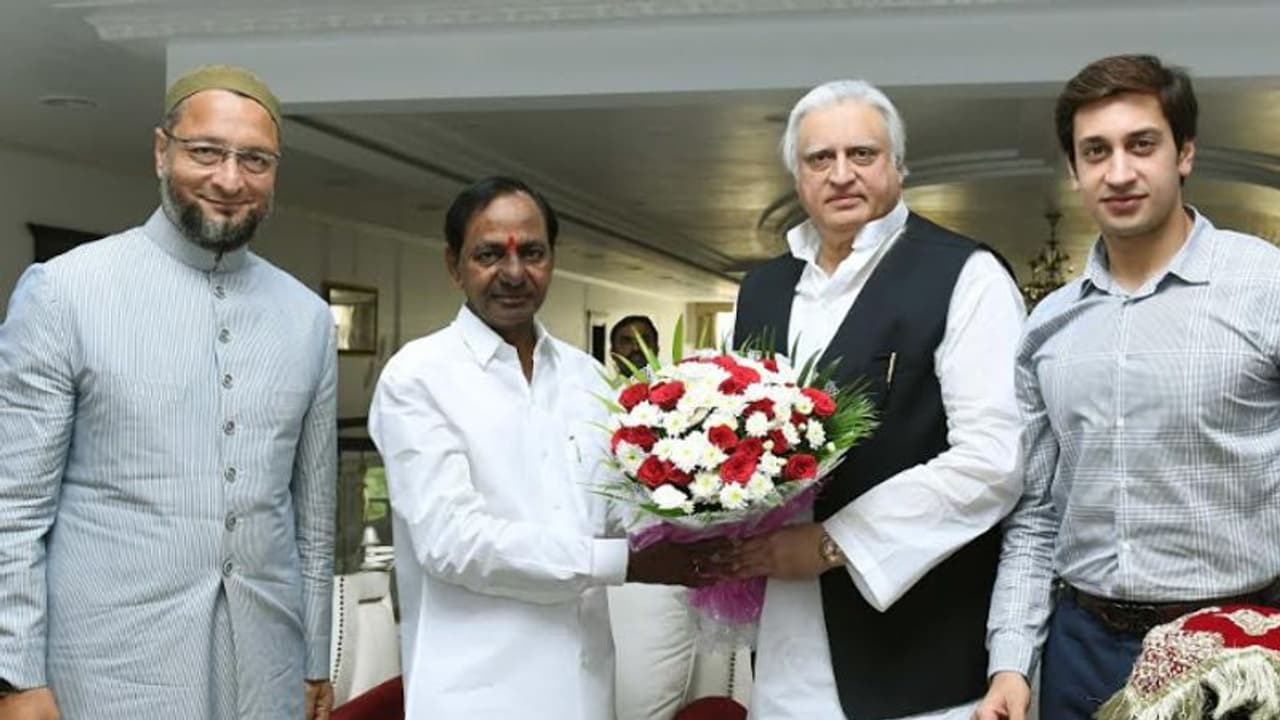 కూతురు వివాహానికి సీఎం కేసీఆర్ కి అసదుద్దీన్ ఆహ్వానం కూతురు వివాహానికి సీఎం కేసీఆర్ కి అసదుద్దీన్ ఆహ్వానం