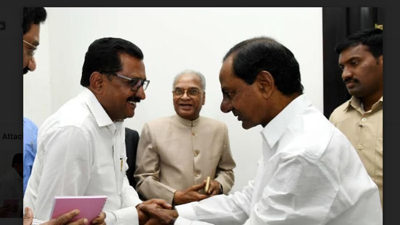 సీఎం కేసీఆర్ ని కలిసిన ఘంటా చక్రపాణి సీఎం కేసీఆర్ ని కలిసిన ఘంటా చక్రపాణి