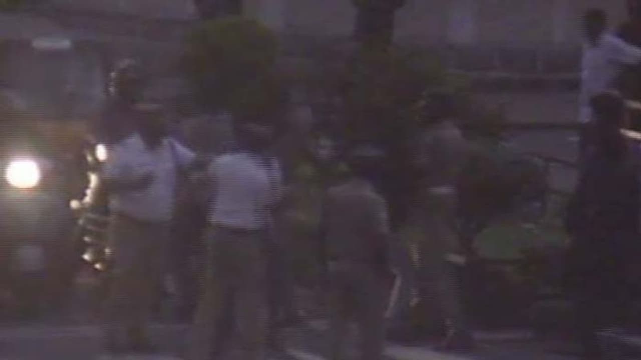 ട്രാഫിക്ക് പൊലീസിനെ തല്ലിയ കേസ്; തിരിച്ചറിഞ്ഞവരെല്ലാം യൂണിവേഴ്സിറ്റി കോളേജ് വിദ്യാര്ത്ഥികളെന്ന് പൊലീസ് ട്രാഫിക്ക് പൊലീസിനെ തല്ലിയ കേസ്; തിരിച്ചറിഞ്ഞവരെല്ലാം യൂണിവേഴ്സിറ്റി കോളേജ് വിദ്യാര്ത്ഥികളെന്ന് പൊലീസ്