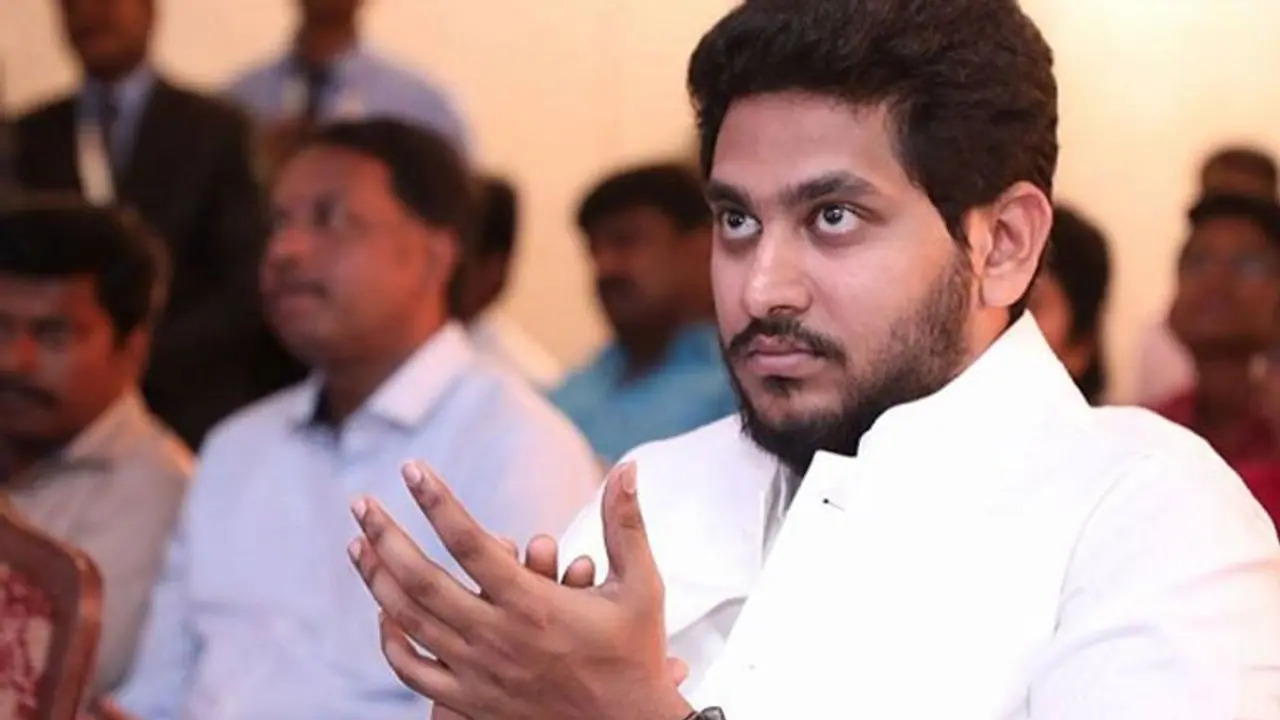 நாற்பது தொகுதி வெற்றி எங்க கையிலதான் பாஸு..! கொஞ்சம் கூட கூச்சமில்லாமல் காலரை தூக்கும் சசி மருமவன்...! நாற்பது தொகுதி வெற்றி எங்க கையிலதான் பாஸு..! கொஞ்சம் கூட கூச்சமில்லாமல் காலரை தூக்கும் சசி மருமவன்...!