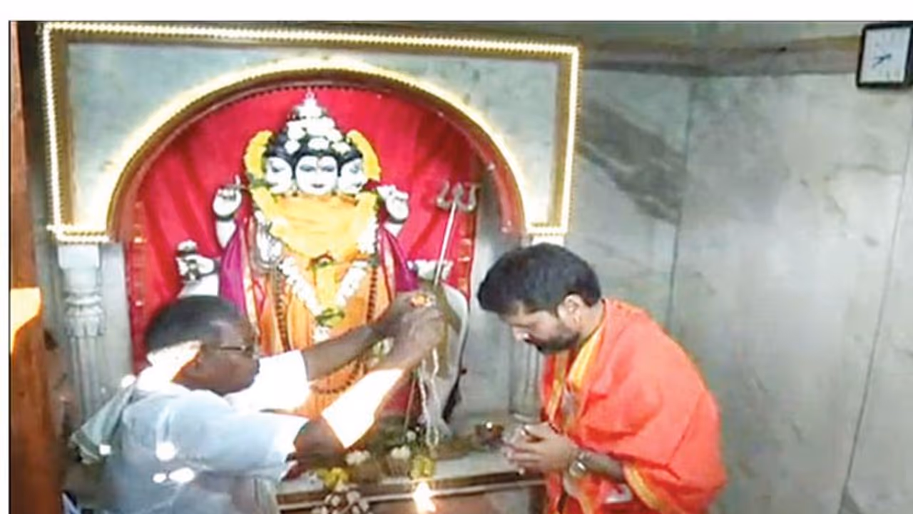 ಬೆಳಗಾವಿಯಲ್ಲಿ ಮಾಲೆ ಧರಿಸಿದ ಶಾಸಕ ಸಿ.ಟಿ. ರವಿ ಬೆಳಗಾವಿಯಲ್ಲಿ ಮಾಲೆ ಧರಿಸಿದ ಶಾಸಕ ಸಿ.ಟಿ. ರವಿ