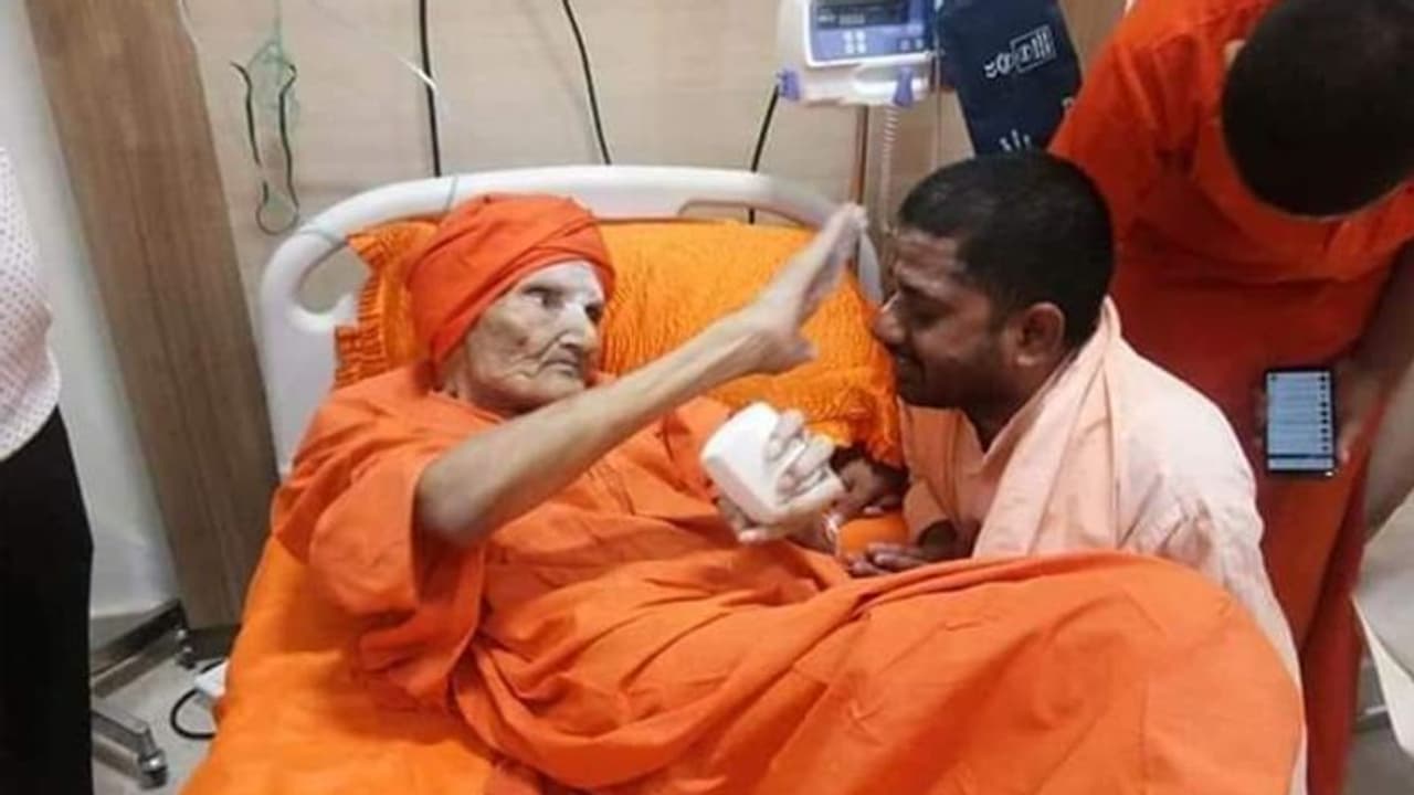 ನಡೆದಾಡಿದ ದೇವರು: ಸಿದ್ಧಗಂಗಾ ಶ್ರೀಗಳಿಂದ ಇಷ್ಟಲಿಂಗ ಪೂಜೆ ನಡೆದಾಡಿದ ದೇವರು: ಸಿದ್ಧಗಂಗಾ ಶ್ರೀಗಳಿಂದ ಇಷ್ಟಲಿಂಗ ಪೂಜೆ