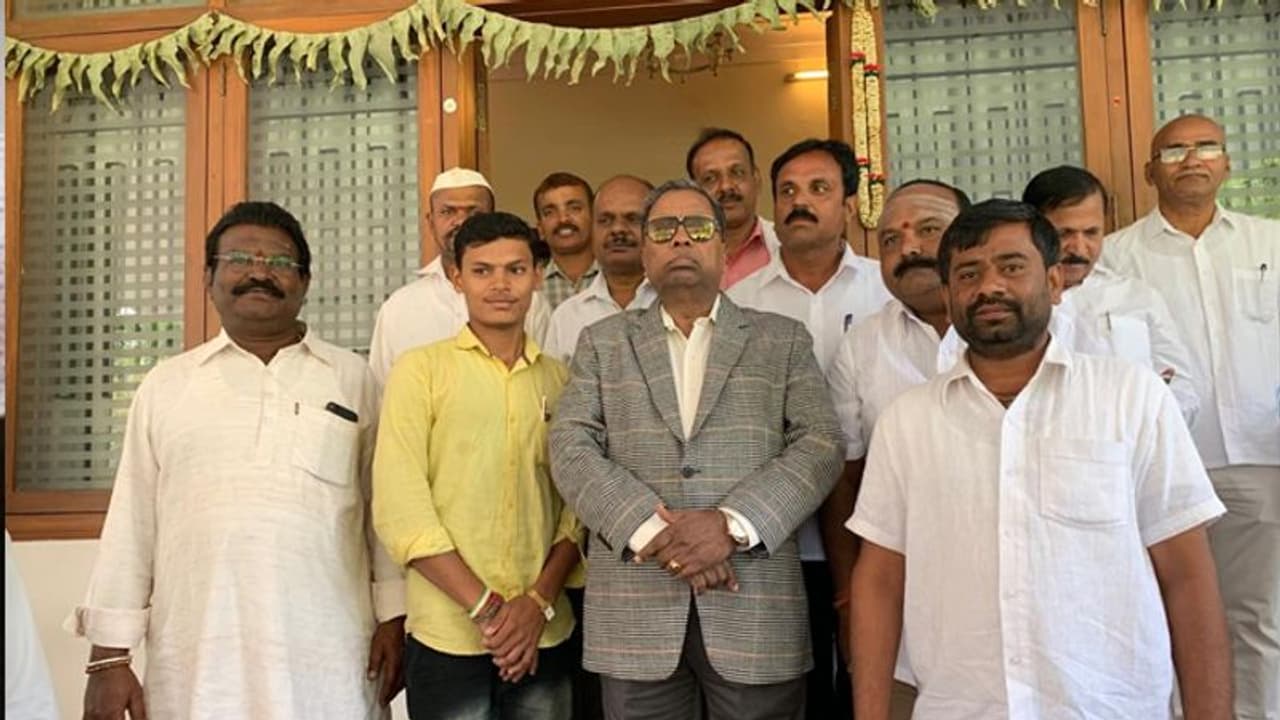 ಸಿದ್ದರಾಮಯ್ಯ ವಿದೇಶದಿಂದ ದಿಢೀರ್ ಹಿಂತಿರುಗಿದ್ದೇಕೆ? ಸಿದ್ದರಾಮಯ್ಯ ವಿದೇಶದಿಂದ ದಿಢೀರ್ ಹಿಂತಿರುಗಿದ್ದೇಕೆ?