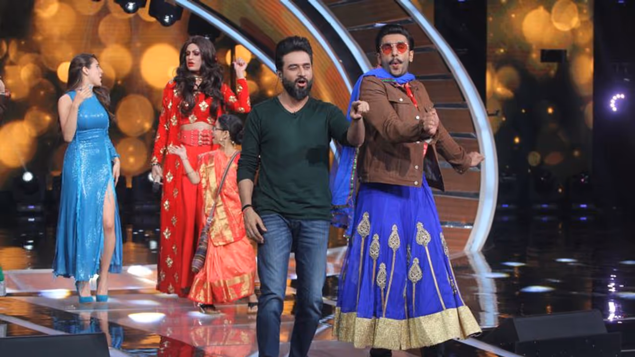 Ranveer Singh and Sara Ali Khan danced to Aankh Marey from their upcoming film, Simmba, at the film’s promotions on TV music show Sa Re Ga Ma Pa 2018.