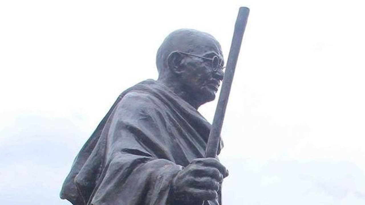 ജാതി വ്യവസ്ഥയെ പിന്തുണച്ചെന്ന് ആരോപിച്ച് പ്രതിഷേധം; ഘാന സര്‍വകലാശാലയിലെ ഗാന്ധി പ്രതിമ നീക്കി