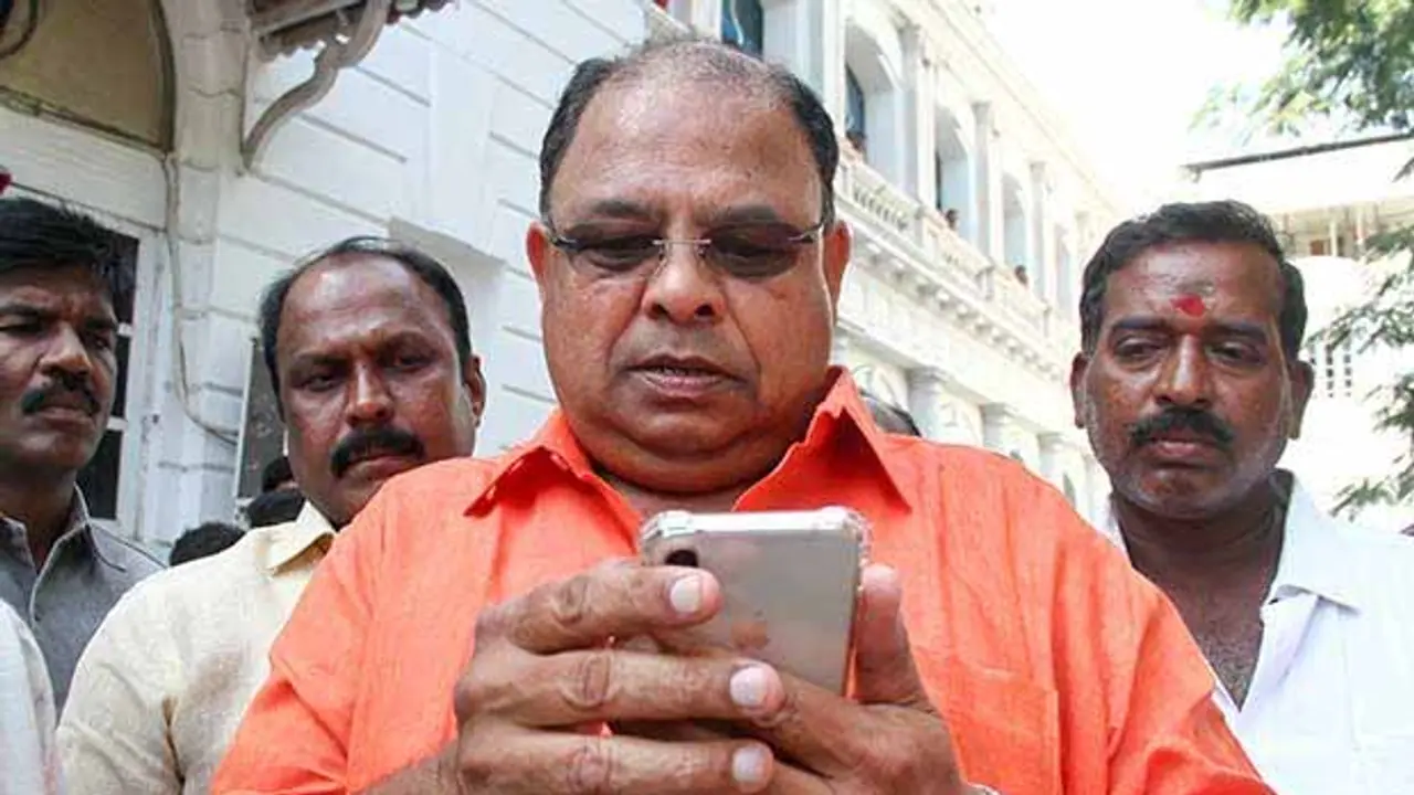 ’அந்த’ ஆடியோவில் சிக்கிய அமைச்சரை பற்றிய அடுத்த ஹாட் சி.டி. ரெடி: ரிலீஸுக்கு நாள் குறித்த வீடியோ வெற்றிவேல் ’அந்த’ ஆடியோவில் சிக்கிய அமைச்சரை பற்றிய அடுத்த ஹாட் சி.டி. ரெடி: ரிலீஸுக்கு நாள் குறித்த வீடியோ வெற்றிவேல்