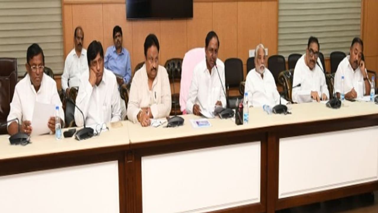 ముస్లిం, గిరిజనుల రిజర్వేషన్లపై కేంద్రంపై ఒత్తిడి: ఎంపీలతో కేసీఆర్ ముస్లిం, గిరిజనుల రిజర్వేషన్లపై కేంద్రంపై ఒత్తిడి: ఎంపీలతో కేసీఆర్