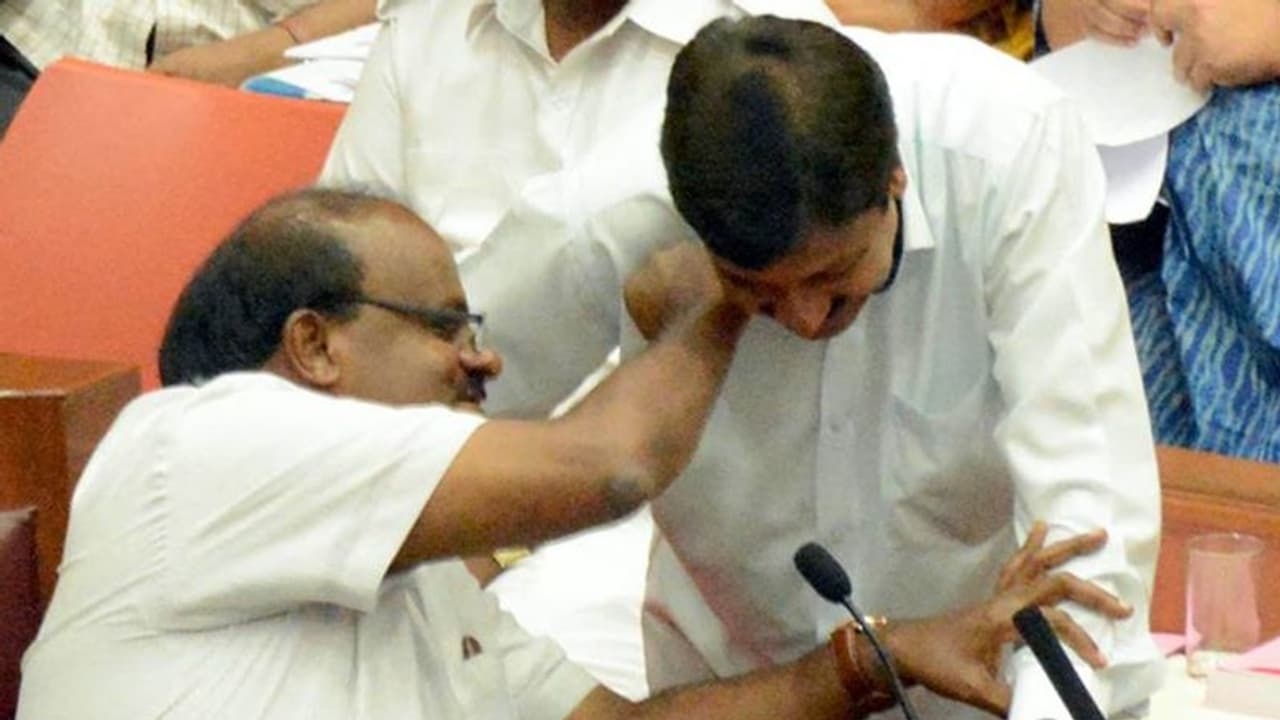 ನಾನು ಟಾಪ್ ಫೈವ್ನಲ್ಲಿದ್ದೇನೆ, ನೀನು?: ಹುದ್ದೆ ಬಗ್ಗೆ ಕೈ ನಾಯಕರ ಜೋಕು! ನಾನು ಟಾಪ್ ಫೈವ್ನಲ್ಲಿದ್ದೇನೆ, ನೀನು?: ಹುದ್ದೆ ಬಗ್ಗೆ ಕೈ ನಾಯಕರ ಜೋಕು!