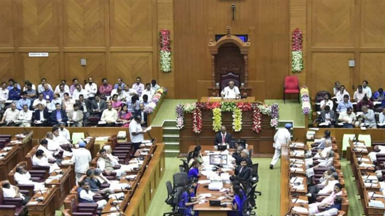 ಕೆರೆಯಲ್ಲಿ ಜಾಲಿ, ಅಮ್ಮನ ಹೊಟ್ಟೆಯೊಳಗೆ ಮುಳ್ಳಿದ್ದಷ್ಟು ನೋವು: ಭಾವುಕರಾದ ಸ್ಪೀಕರ್ ಕೆರೆಯಲ್ಲಿ ಜಾಲಿ, ಅಮ್ಮನ ಹೊಟ್ಟೆಯೊಳಗೆ ಮುಳ್ಳಿದ್ದಷ್ಟು ನೋವು: ಭಾವುಕರಾದ ಸ್ಪೀಕರ್