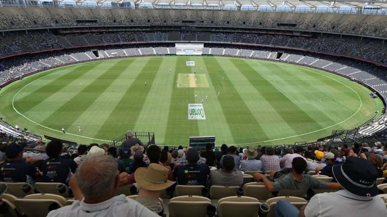 പെര്ത്ത് പിച്ചിന് 'ശരാശരി' റേറ്റിംഗ്; ട്വിറ്ററില് മുന് താരങ്ങളുടെ വാക്പോര് പെര്ത്ത് പിച്ചിന് 'ശരാശരി' റേറ്റിംഗ്; ട്വിറ്ററില് മുന് താരങ്ങളുടെ വാക്പോര്