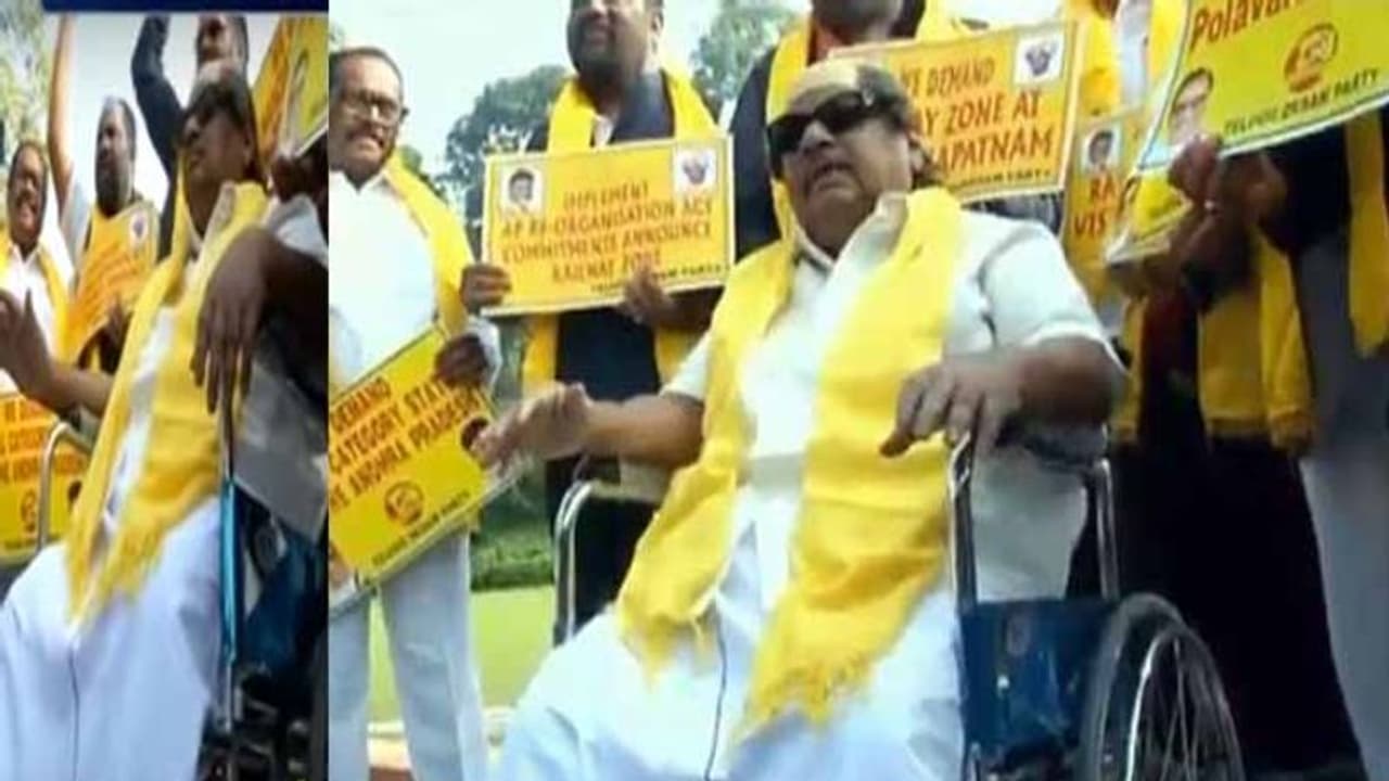 పార్లమెంట్ సమావేశాలు: కరుణానిధి వేషధారణలో శివప్రసాద్ నిరసన పార్లమెంట్ సమావేశాలు: కరుణానిధి వేషధారణలో శివప్రసాద్ నిరసన