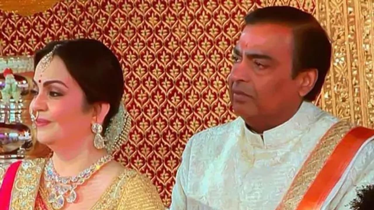 ಮಗಳ ಕೊರಳಿಗೆ ಹಾರ ಬೀಳುತ್ತಿದ್ದಂತೆಯೇ ಭಾವುಕರಾದ ಮುಕೇಶ್ ಅಂಬಾನಿ! ಮಗಳ ಕೊರಳಿಗೆ ಹಾರ ಬೀಳುತ್ತಿದ್ದಂತೆಯೇ ಭಾವುಕರಾದ ಮುಕೇಶ್ ಅಂಬಾನಿ!