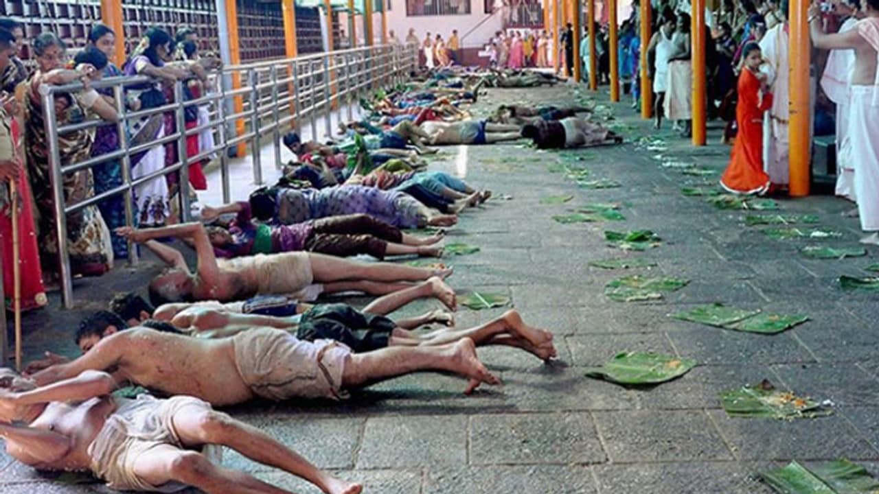 ഉഡുപ്പി ക്ഷേത്രത്തിലെ എച്ചിലിലയിൽ ഇനി മുതൽ ആരും ഉരുളേണ്ട; എഡെ സ്നാന നിർത്തലാക്കി ഉഡുപ്പി ക്ഷേത്രത്തിലെ എച്ചിലിലയിൽ ഇനി മുതൽ ആരും ഉരുളേണ്ട; എഡെ സ്നാന നിർത്തലാക്കി