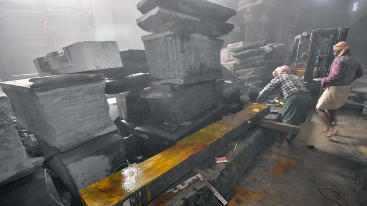 యాదాద్రి శిల్పాల వివాదం కొలిక్కి: దిగొచ్చిన అధికారులు, బొమ్మలు తొలగింపు యాదాద్రి శిల్పాల వివాదం కొలిక్కి: దిగొచ్చిన అధికారులు, బొమ్మలు తొలగింపు