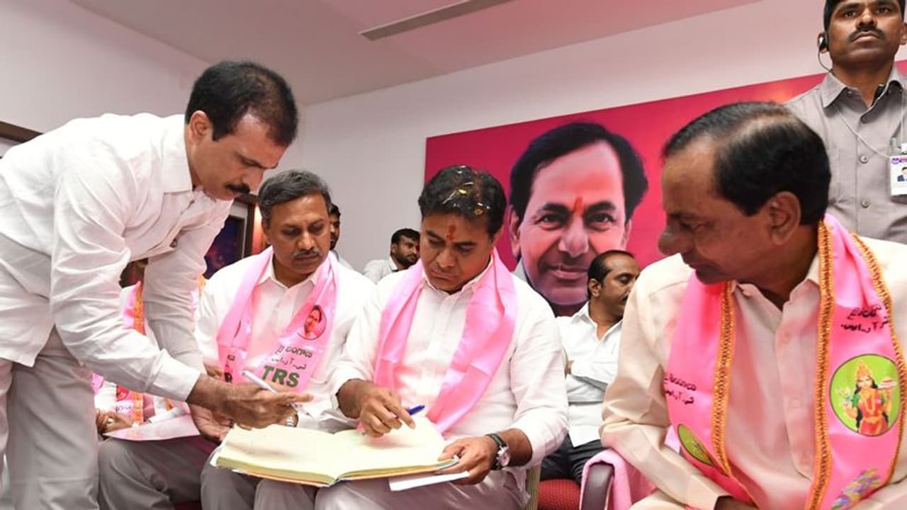 తండ్రి పక్క సీటులో: టీఆర్ఎస్ వర్కింగ్ ప్రెసిడెంట్ కేటీఆర్ తండ్రి పక్క సీటులో: టీఆర్ఎస్ వర్కింగ్ ప్రెసిడెంట్ కేటీఆర్