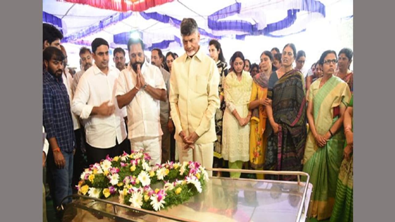 మేనల్లుడి అంత్యక్రియల్లో పాల్గొన్న చంద్రబాబు మేనల్లుడి అంత్యక్రియల్లో పాల్గొన్న చంద్రబాబు