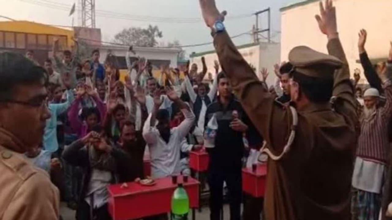 'ഇനി ഗോഹത്യ അനുവദിക്കില്ല'; ജനങ്ങളെ കൊണ്ട് പ്രതിജ്ഞയെടുപ്പിച്ച് യുപി പൊലീസ് 'ഇനി ഗോഹത്യ അനുവദിക്കില്ല'; ജനങ്ങളെ കൊണ്ട് പ്രതിജ്ഞയെടുപ്പിച്ച് യുപി പൊലീസ്