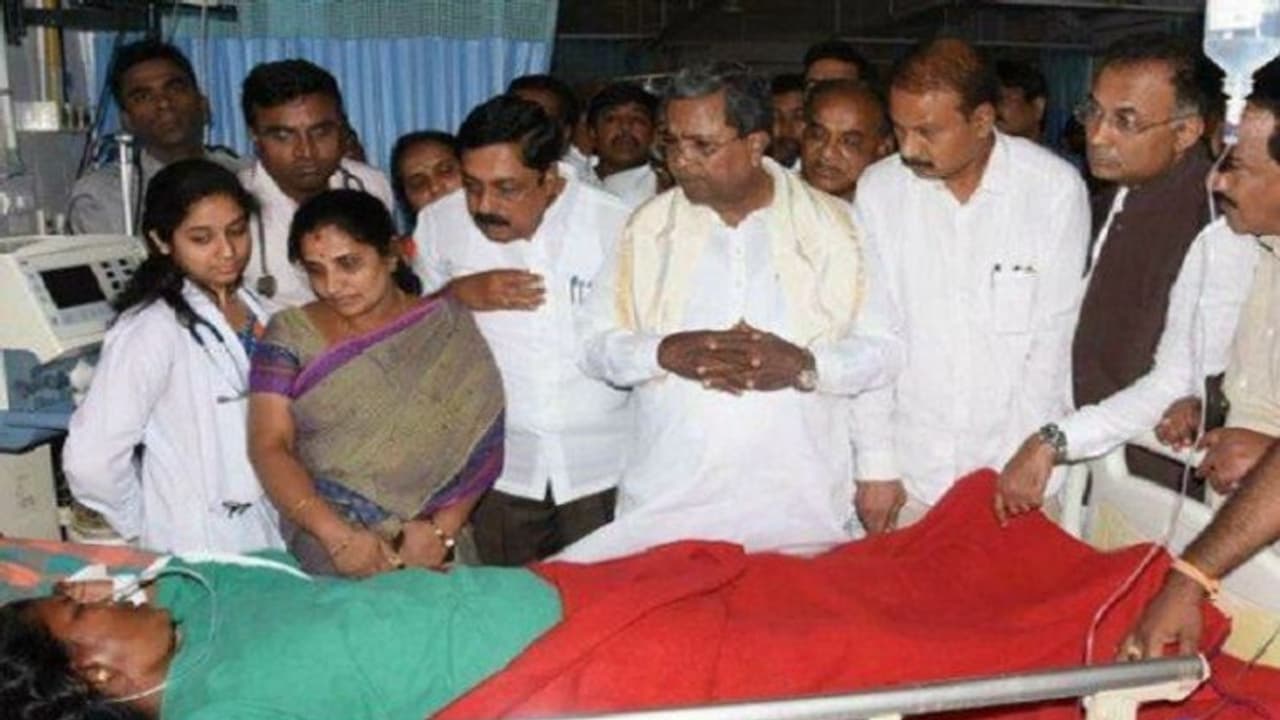 ವಿಷ ಪ್ರಸಾದ: ಮೃತರ ಕುಟುಂಬಕ್ಕೆ ಸಹಾಯ ಹಸ್ತ ಚಾಚಿದ ಕಾಂಗ್ರೆಸ್ ವಿಷ ಪ್ರಸಾದ: ಮೃತರ ಕುಟುಂಬಕ್ಕೆ ಸಹಾಯ ಹಸ್ತ ಚಾಚಿದ ಕಾಂಗ್ರೆಸ್