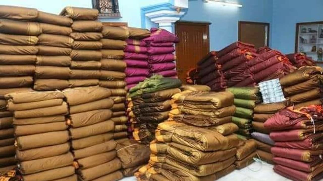 కారణమిదే: బతుకమ్మ చీరెలు, రైతు బంధు చెక్కుల నిలిపివేత కారణమిదే: బతుకమ్మ చీరెలు, రైతు బంధు చెక్కుల నిలిపివేత