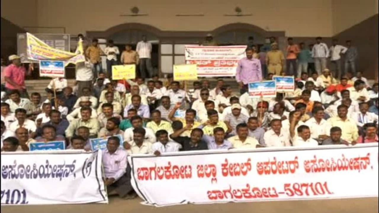 ಟ್ರಾಯ್ ಕಾಯ್ದೆಗೆ ವಿರೋಧ: ಸಿಡಿದೆದ್ದ ಕೇಬಲ್ ಆಪರೇಟರ್ಗಳು! ಟ್ರಾಯ್ ಕಾಯ್ದೆಗೆ ವಿರೋಧ: ಸಿಡಿದೆದ್ದ ಕೇಬಲ್ ಆಪರೇಟರ್ಗಳು!