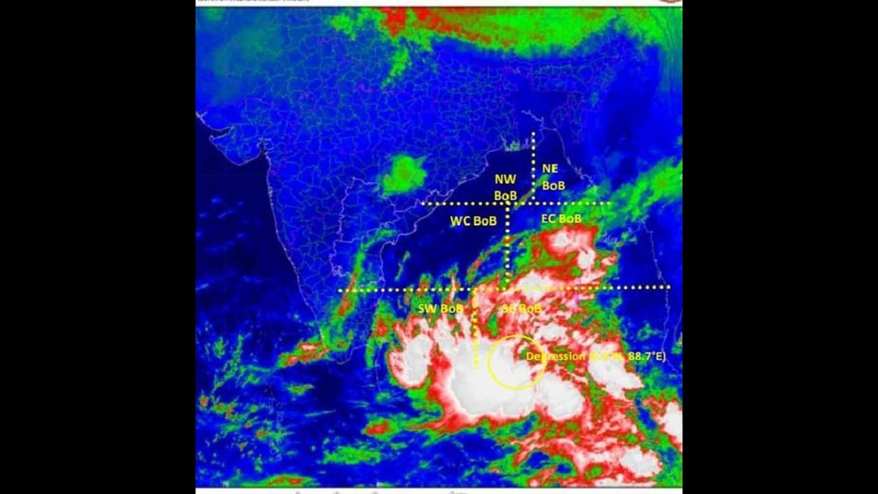 దిశ మార్చుకొంటున్న పెథాయ్: భారీ వర్షాలు దిశ మార్చుకొంటున్న పెథాయ్: భారీ వర్షాలు