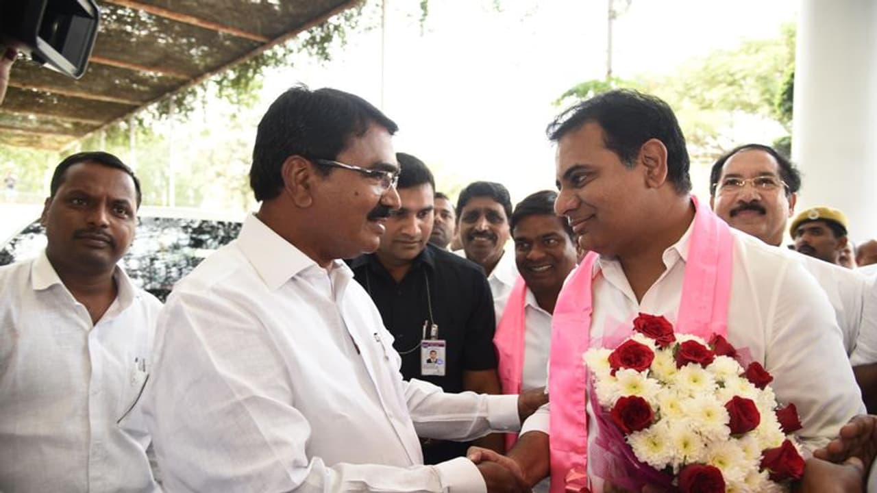 కేసీఆర్ క్యాబినెట్ పై కేటీఆర్ ముద్ర: లోకసభకు హరీష్ రావు? కేసీఆర్ క్యాబినెట్ పై కేటీఆర్ ముద్ర: లోకసభకు హరీష్ రావు?