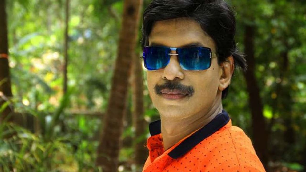 'സൗന്ദര്യം ഇല്ലാത്തത് കൊണ്ട് ജനങ്ങൾ തന്റെ സിനിമ കാണുന്നില്ല': കരയിപ്പിക്കുന്ന കുറിപ്പുമായി സന്തോഷ് പണ്ഡിറ്റ് 'സൗന്ദര്യം ഇല്ലാത്തത് കൊണ്ട് ജനങ്ങൾ തന്റെ സിനിമ കാണുന്നില്ല': കരയിപ്പിക്കുന്ന കുറിപ്പുമായി സന്തോഷ് പണ്ഡിറ്റ്