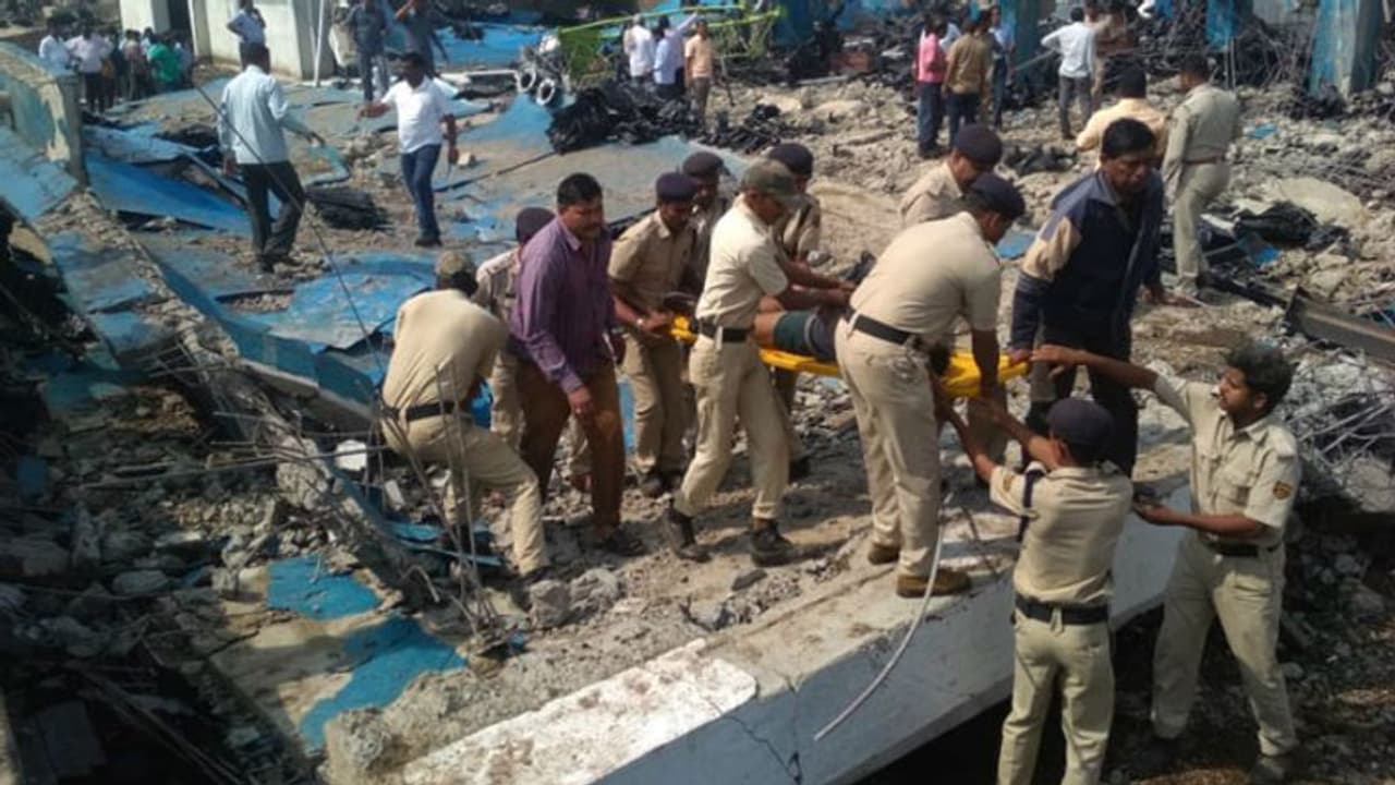 சர்க்கரை ஆலையில் பாய்லர் வெடித்து விபத்து... 6 பேர் பலி... பலர் படுகாயம் சர்க்கரை ஆலையில் பாய்லர் வெடித்து விபத்து... 6 பேர் பலி... பலர் படுகாயம்