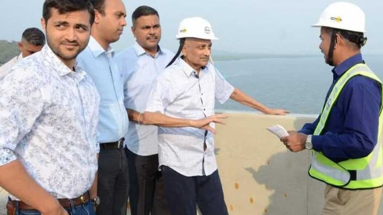 ಆಸ್ಪತ್ರೆಯಿಂದ ಎದ್ದು ಬಂದು ಕಾಮಾಗಾರಿ ವೀಕ್ಷಿಸಿದ ಸಿಎಂ ಪರಿಕ್ಕರ್ ಆಸ್ಪತ್ರೆಯಿಂದ ಎದ್ದು ಬಂದು ಕಾಮಾಗಾರಿ ವೀಕ್ಷಿಸಿದ ಸಿಎಂ ಪರಿಕ್ಕರ್