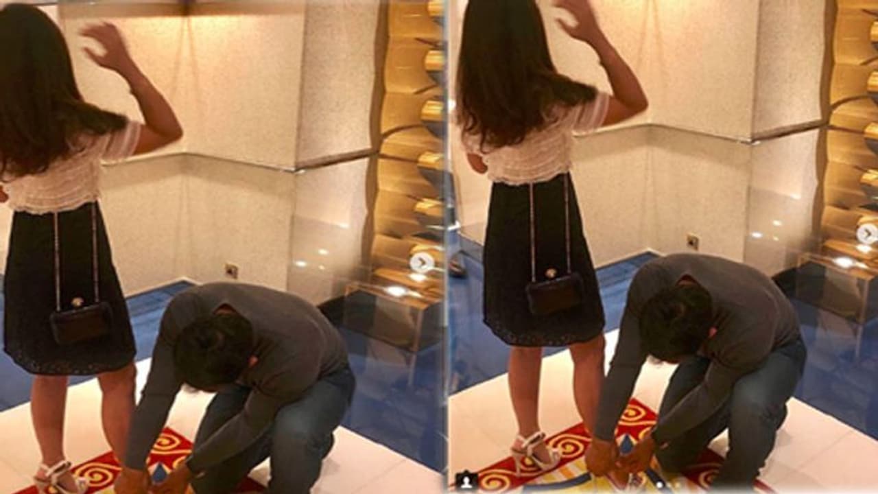 అక్కడ కెప్టెన్సీ చెల్లదు : భార్యకి చెప్పులు తొడిగిన ధోనీ