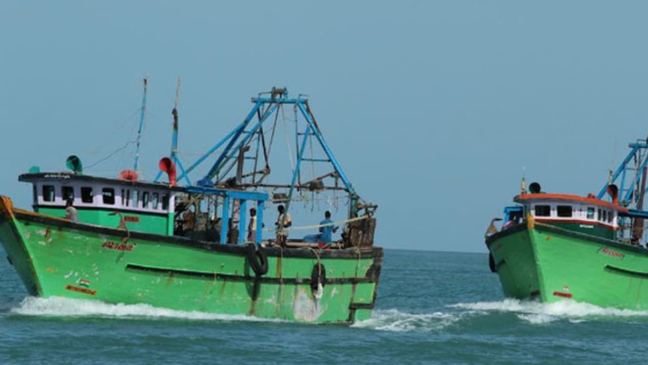 Sri Lankan navy chases away 3,000 Indian fishermen; association president demands justice Sri Lankan navy chases away 3,000 Indian fishermen; association president demands justice