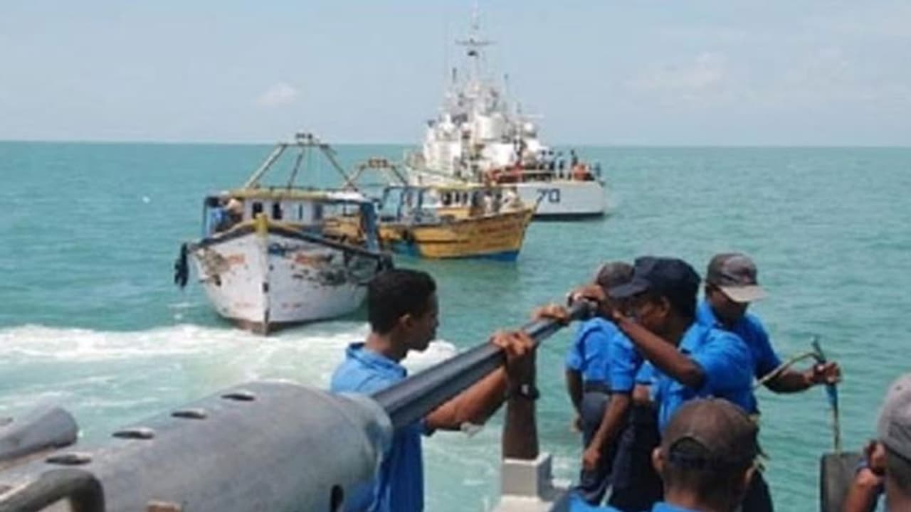 தமிழக மீனவர்கள் 8 பேர் கைது… இலங்கை கடற்படையினர் அட்டூழியம்! தமிழக மீனவர்கள் 8 பேர் கைது… இலங்கை கடற்படையினர் அட்டூழியம்!