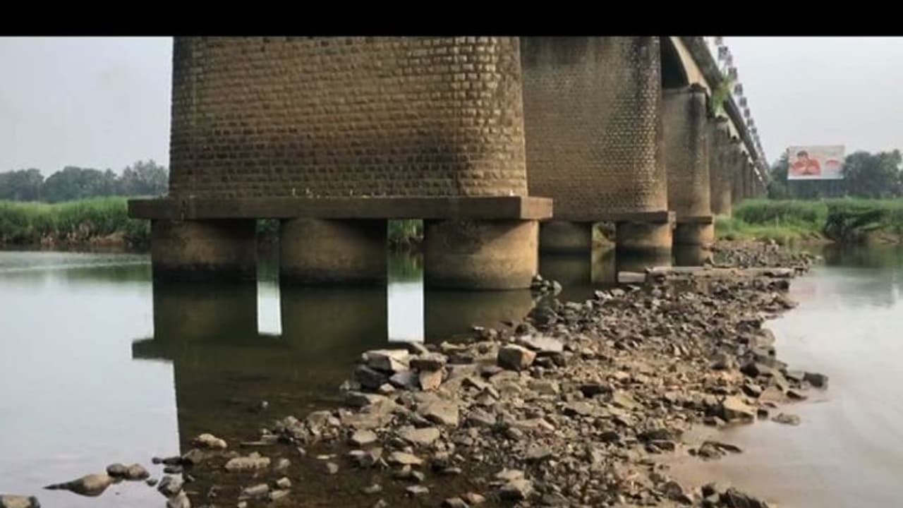 തൂണുകള്ക്ക് വിള്ളല്; കാലടി പാലം അപകടാവസ്ഥയില് തൂണുകള്ക്ക് വിള്ളല്; കാലടി പാലം അപകടാവസ്ഥയില്