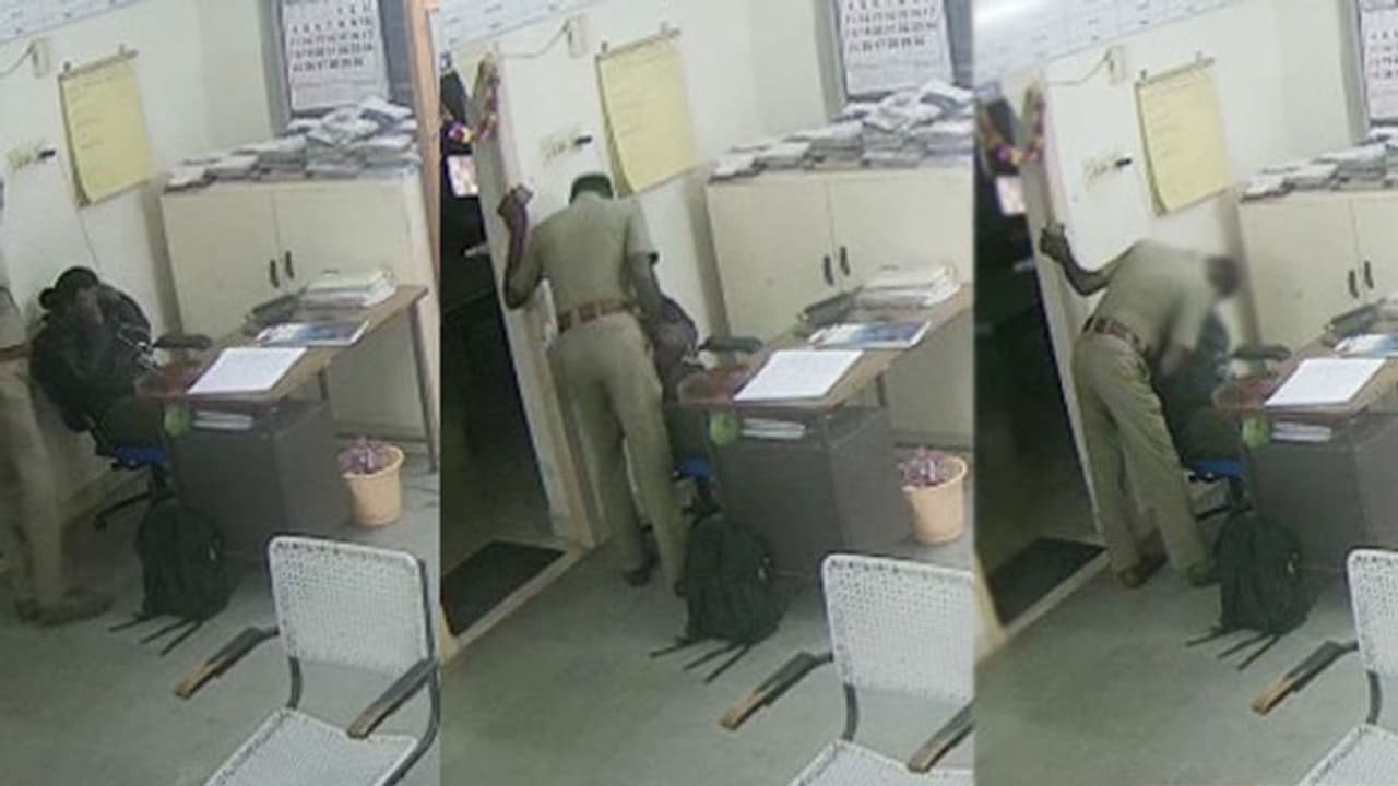 ஸ்டேஷனில் கிஸ் அடித்த எஸ்ஐ கள்ளக்காதலியுடன் எஸ்கேப்...! ஸ்டேஷனில் கிஸ் அடித்த எஸ்ஐ கள்ளக்காதலியுடன் எஸ்கேப்...!