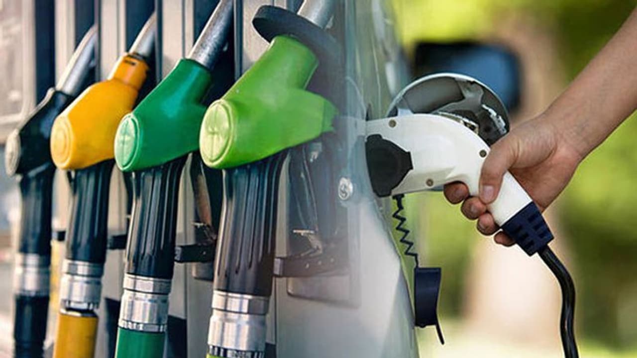 పడిపోతున్న పెట్రోల్, డీజిల్ ధరలు.. 2018లోనే అత్యల్ప స్థాయికి పడిపోతున్న పెట్రోల్, డీజిల్ ధరలు.. 2018లోనే అత్యల్ప స్థాయికి