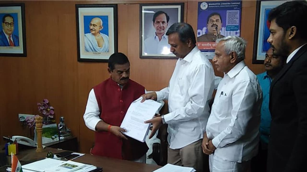 ఆ నలుగురిపై వేటేయ్యండి: స్వామిగౌడ్ను కలిసిన టీఆర్ఎస్ నేతలు (వీడియో) ఆ నలుగురిపై వేటేయ్యండి: స్వామిగౌడ్ను కలిసిన టీఆర్ఎస్ నేతలు (వీడియో)